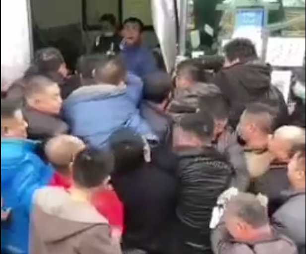 集卡司機“搶箱”上熱門！暫停訂艙、運費繼續(xù)飆升，分析機構(gòu)：農(nóng)歷新年集運旺季或?qū)⒔Y(jié)束