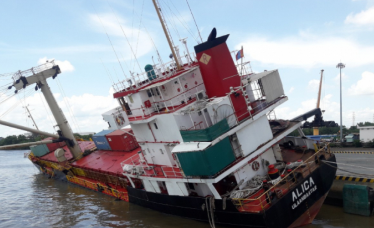 胡志明市港口貨船傾覆，18個(gè)集裝箱掉入河中！事故原因查明！