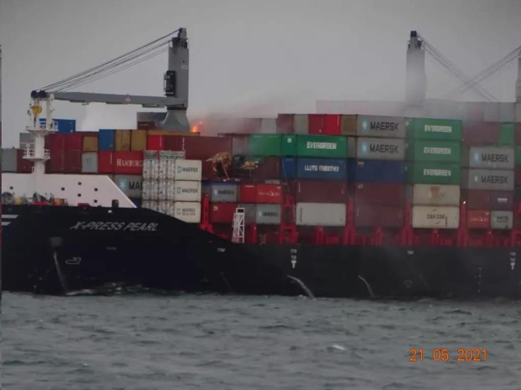 突發(fā)！一艘載有1486個(gè)集裝箱的貨船著火！船上載有危險(xiǎn)品