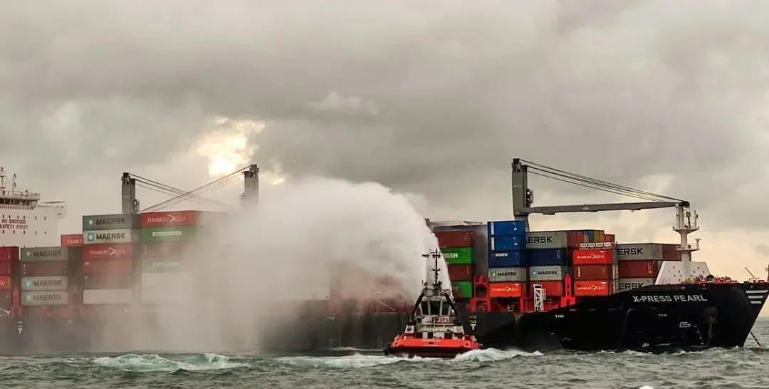 突發(fā)！一艘載有1486個(gè)集裝箱的貨船著火！船上載有危險(xiǎn)品
