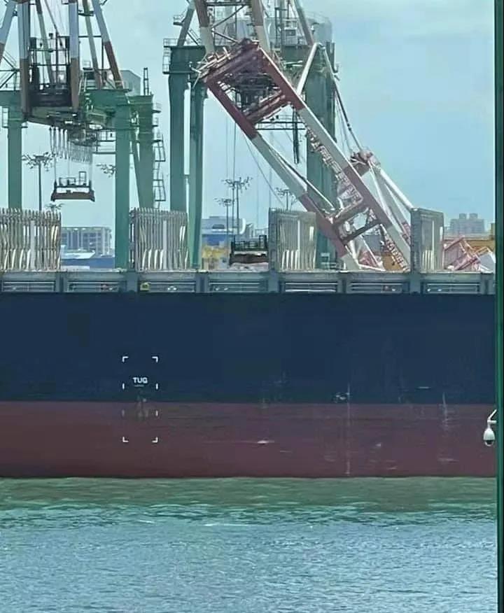 突發(fā)！一艘集裝箱船撞上高雄碼頭，起重機倒塌，掛靠國內(nèi)多個港口共艙船司眾多！