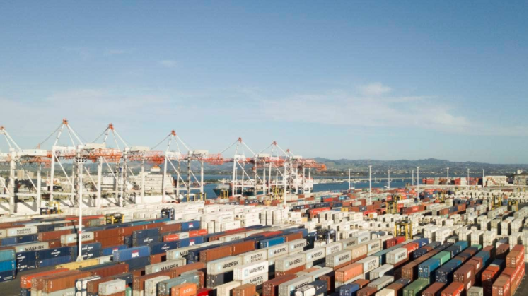 瘋了！貨船運(yùn)來Delta病毒, 港口100工人被隔離! ... 這個港口, 崩了...海運(yùn)鏈缺口, 越來越大！