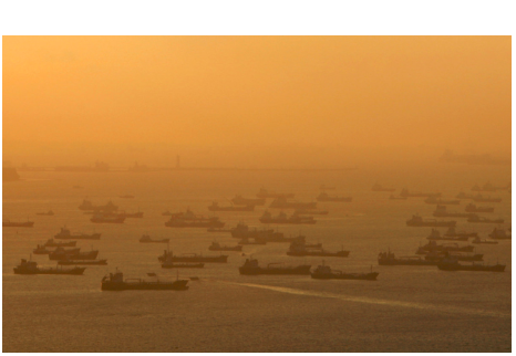 "快快快!" 全球400艘船排隊(duì)"抗議", 港口瘋狂運(yùn)轉(zhuǎn)累趴! ...堵, 堵出了65年最大危機(jī)