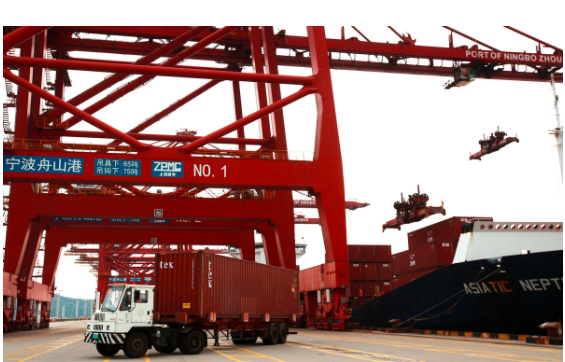 "快快快!" 全球400艘船排隊(duì)"抗議", 港口瘋狂運(yùn)轉(zhuǎn)累趴! ...堵, 堵出了65年最大危機(jī)